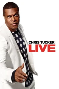 Chris Tucker: Live 7 Um homem negro em terno branco e camisa de bolinhas, com expressão séria e assertiva, gesticulando, em fundo branco.