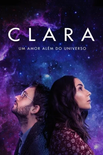 Casal, costas com costas, olha para cima num céu estrelado roxo e azul de galáxia. Clima de romance cósmico e mistério.