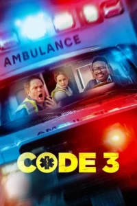Três membros de uma equipe de emergência dentro de uma ambulância,sob luzes vermelhas e azuis. Um grita,outro sorri e uma mulher está séria.