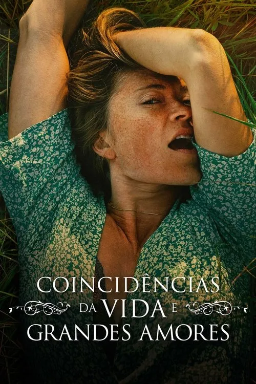 Mulher com sardas deitada na grama,vestido floral. Braço cobrindo o rosto,boca aberta. Expressão intensa sob luz dourada.