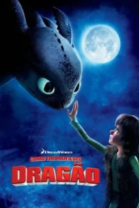 Um dragão preto e um menino se aproximam para se tocar sob a lua cheia e céu estrelado. O cenário azulado evoca amizade e magia.