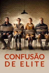 Quatro adultos,dois homens e duas mulheres,amarrados e amordaçados,sentados em cadeiras de frente para uma parede de tijolos sob uma lâmpada.