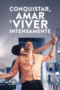 Dois homens,um beijando o pescoço do outro que ri,braços para cima,em um abraço alegre e íntimo. Cena doméstica.