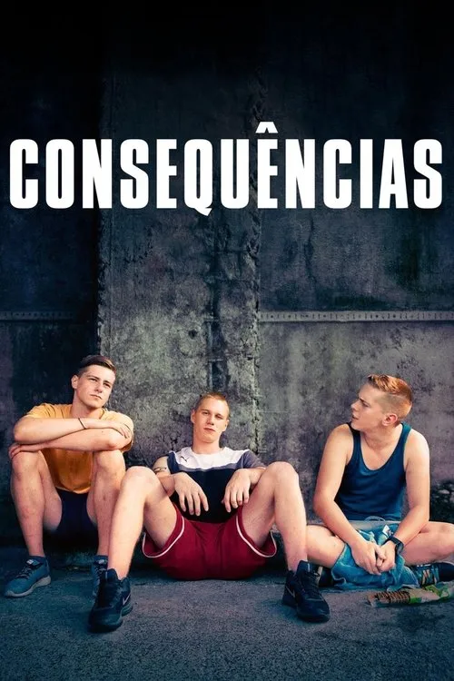 Três jovens de cabelos claros sentados no chão contra uma parede escura. Um olha para o outro, os outros dois para frente, com roupas casuais. Clima urbano.