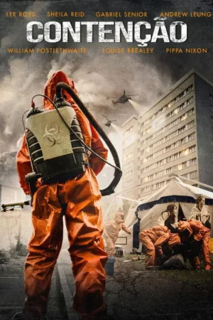 Pessoa em traje laranja químico com pulverizador de bio-risco em cidade devastada. Helicópteros, prédio e tendas de emergência ao fundo.