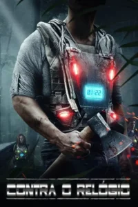 Homem com machado ensanguentado e colete futurista (timer azul 01:22,luzes vermelhas) em floresta escura. Clima de ação e suspense.