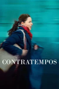 Mulher de casaco azul e lenço vermelho corre com urgência. O fundo turquesa e borrado indica velocidade.