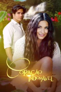 Mulher sorrindo em primeiro plano,homem atrás,em floresta luxuriante com cachoeira e flores. Clima romântico.