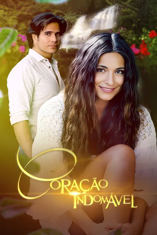 Coração Indomável 1 Mulher sorrindo em primeiro plano,homem atrás,em floresta luxuriante com cachoeira e flores. Clima romântico.