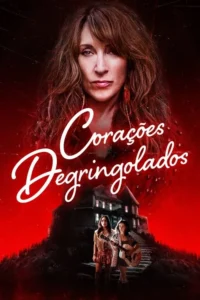 Mulher de cabelo comprido e olhar sério no topo. Abaixo, casa escura e duas jovens com violões. Fundo vermelho sombrio.