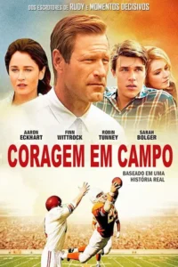 Coragem em Campo 8 Pôster: um homem sério, uma mulher e dois jovens. Abaixo, jogadores de futebol americano em ação, campo ensolarado. Drama e esporte.