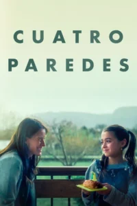 Mulher sorridente e menina com bolo e velas em prato,olhando uma para a outra. Fundo desfocado de paisagem natural. Clima gentil e celebratório.
