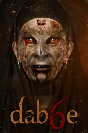 Rosto assustador de uma figura envelhecida e pálida, com olhos vermelhos brilhantes, sangue escorrendo e um escorpião na testa. Clima sombrio.