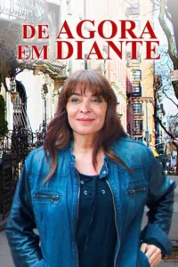 Mulher sorridente de jaqueta jeans posa em uma rua urbana com prédios e árvores ao fundo. Clima positivo.