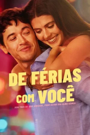 Casal feliz se abraçando, com ela por trás, contra fundo vibrante e desfocado de luzes coloridas. Atmosfera romântica.