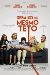 Família de 4 num sofá,dividida por uma fita vermelha. A mulher e filha estão sérias,o homem sorri lendo. Clima de divórcio e comédia.