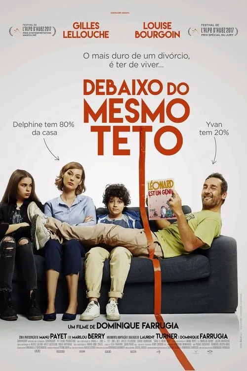 Família de 4 num sofá,dividida por uma fita vermelha. A mulher e filha estão sérias,o homem sorri lendo. Clima de divórcio e comédia.