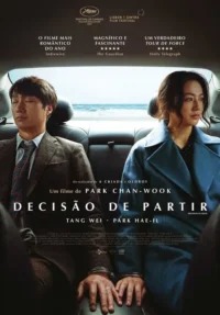 Homem de terno com olhos fechados e mulher de casaco azul no banco de trás de um carro. Ao fundo,o mar. Mãos algemadas.