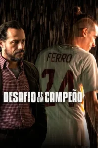 Um homem barbudo sério à esquerda. À direita,um jogador de futebol de costas,camisa FERRO 24,sob chuva. Cenário escuro,clima intenso.