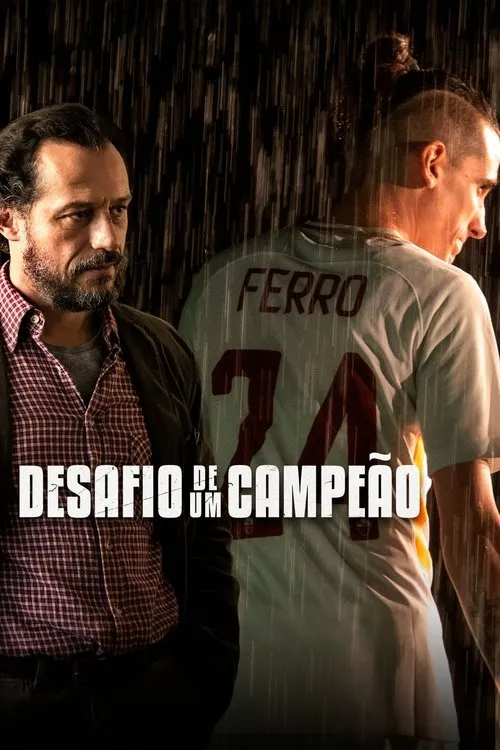 Desafio de um Campeão 1 Um homem barbudo sério à esquerda. À direita,um jogador de futebol de costas,camisa FERRO 24,sob chuva. Cenário escuro,clima intenso.