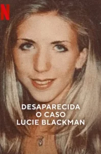 Close-up de uma jovem loira de olhos claros, com sorriso sutil. A imagem tem textura granulada e aparência de foto antiga.