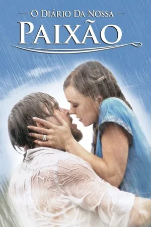 Casal molhado se abraça e quase se beija intensamente sob chuva torrencial. O clima é romântico e apaixonado.