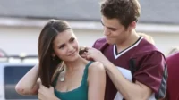 Diários de um Vampiro – T01E03:Mordidas Numa Sexta-Feira a Noite 9 Casal jovem em momento terno:ela sorri para ele,que arruma seu cabelo. Cenário externo claro.