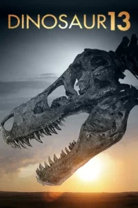 Esqueleto de dinossauro massivo em primeiro plano,com o crânio aberto,contra um pôr do sol em paisagem desértica.
