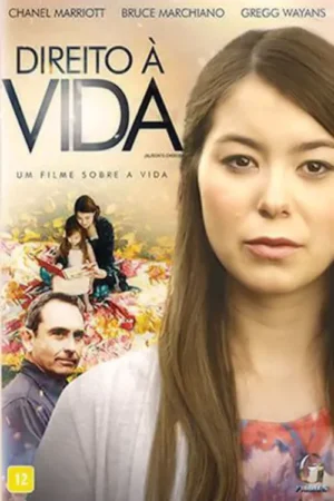 Jovem mulher olha fixamente. Abaixo, homem sorri, e uma mulher lê para criança em campo florido. Clima familiar e sereno.