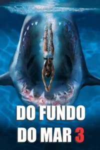 Mulher de maiô branco mergulha na água azul,diretamente sobre a boca aberta de um tubarão gigante com dentes afiados.