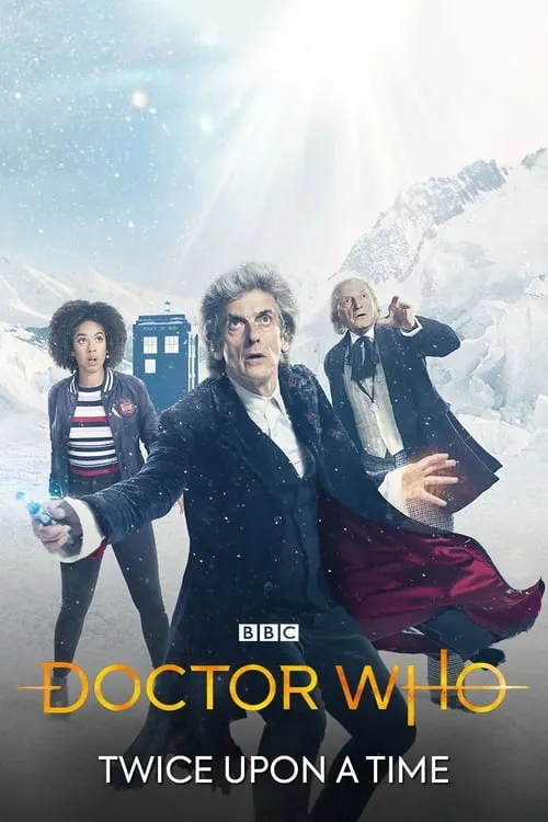 Doctor Who:Eram Duas Vezes 1 Três figuras (uma mulher,dois homens) em montanhas nevadas sob luz forte do céu. Olham chocados para cima,perto de uma cabine azul.