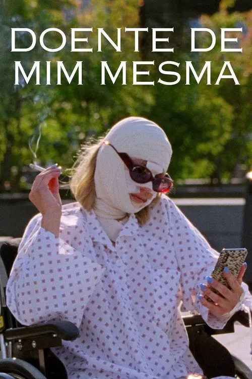 Doente de Mim Mesma 1 Mulher com rosto enfaixado e óculos escuros,em cadeira de rodas,fumando e olhando o celular. Fundo verde borrado.