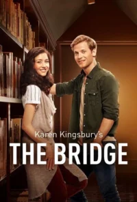 Jovem casal sorridente em uma biblioteca. Ele veste camisa verde,ela blusa clara e casaco. Ambiente acolhedor.