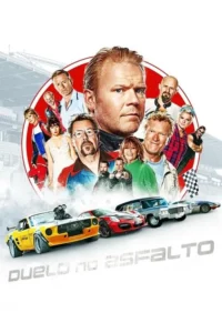 Pôster com homem sério em destaque,cercado por elenco diverso e carros de corrida em pista. Atmosfera de velocidade e aventura.