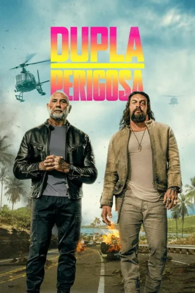 Dois homens durões em estrada tropical com carro em chamas e helicópteros. Clima de ação e perigo.