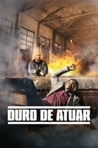 Homem careca sério de braços cruzados. Homem negro assustado caindo em fábrica com explosões e fumaça. Clima de ação e comédia.