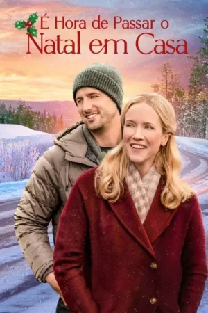 Um casal sorridente em um cenário de inverno nevado ao pôr do sol. O homem veste gorro e casaco; a mulher, casaco vermelho. Atmosfera acolhedora.