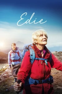 Mulher idosa e jovem com mochilas em trilha rochosa de montanha. Ela olha para cima,ele para frente. Céu azul,sol distante. Clima de aventura.