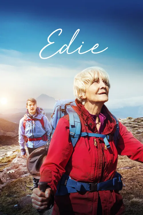 Mulher idosa e jovem com mochilas em trilha rochosa de montanha. Ela olha para cima,ele para frente. Céu azul,sol distante. Clima de aventura.
