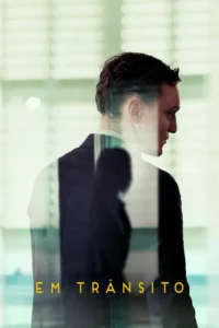 Homem de terno,de perfil,olha para baixo. Fundo transparente revela silhueta e paisagem urbana. Clima sério.