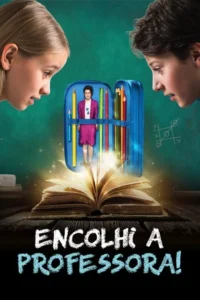 Duas crianças olham uma mulher miniatura num estojo de lápis,que sai de um livro mágico em uma sala de aula.
