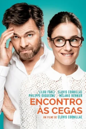 Pôster: Homem barbudo pensativo com a mão na cabeça ao lado de mulher sorridente de óculos e blusa de renda. Fundo azul. Clima leve e cômico.