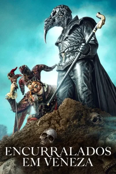 Uma figura sombria de máscara bico e cajado, e um bobo da corte mascarado, em monte de terra com crânios sob céu azul.