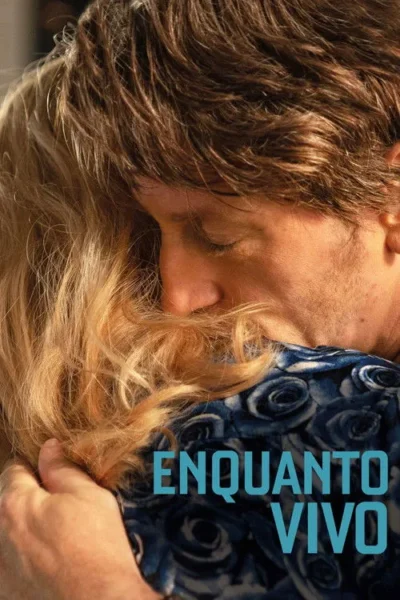 Homem de cabelo castanho e olhos fechados abraça calorosamente mulher loira de blusa estampada. Cena íntima e acolhedora.