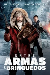 Um homem barbudo com casaco vermelho de pele e capuz segura um revólver e um livro Naughty or Nice. Outro homem armado o persegue em floresta nevada.