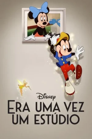 Minnie, de laço azul, espreita de um quadro. Mickey, de chapéu, salta com brilhos. Sininho voa, criando um clima mágico.