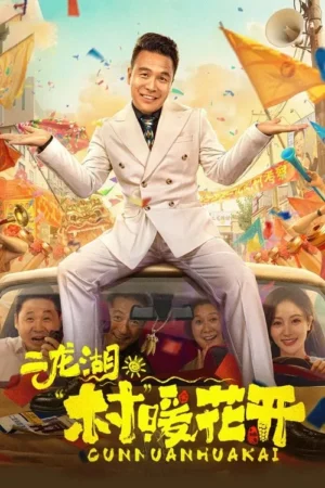 Homem de terno branco sorri em cima de um carro com 4 pessoas. Cenário festivo de vilarejo com confetes, bandeiras e alto-falantes. Clima de celebração.