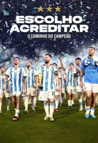 Time de futebol de camisa azul e branca celebra em campo. Chuva de confetes. Jogador central segura a taça dourada. Clima vitorioso.