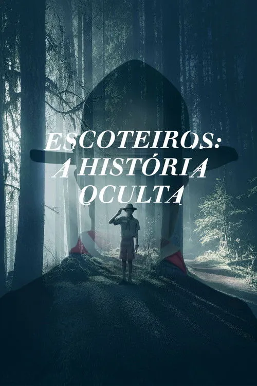 Pôster sombrio. Jovem escoteiro saluda em floresta nebulosa. A silhueta de um rosto com chapéu largo paira sobre a cena.