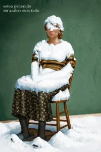 Mulher sentada numa cadeira coberta de neve, olhos obscurecidos. Sala verde com chão nevado. Clima gélido e surreal.